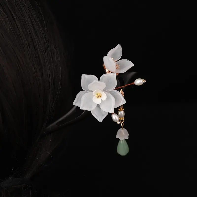 White Flower Hairpin with Jade Tassels and Hanfu Design - Image 3