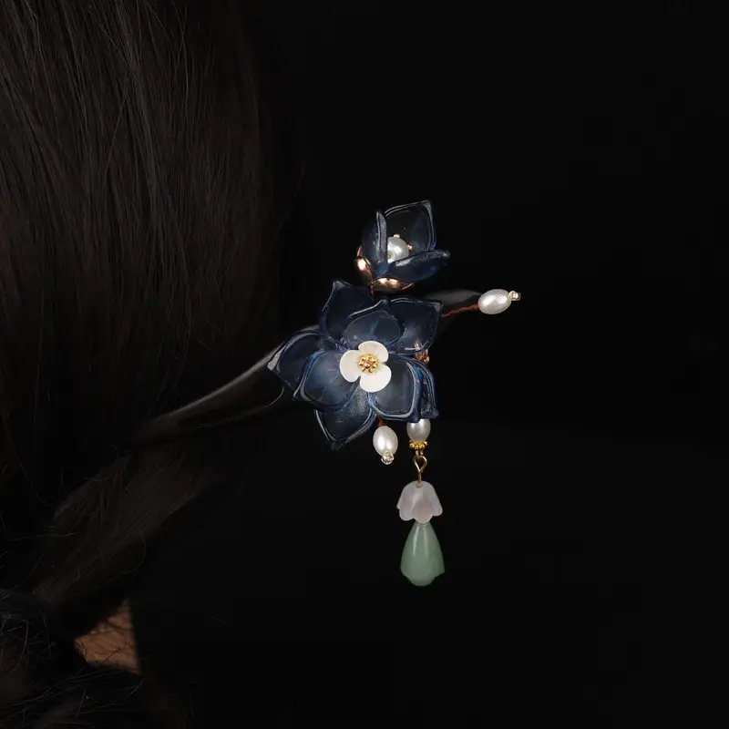 White Flower Hairpin with Jade Tassels and Hanfu Design - Image 4