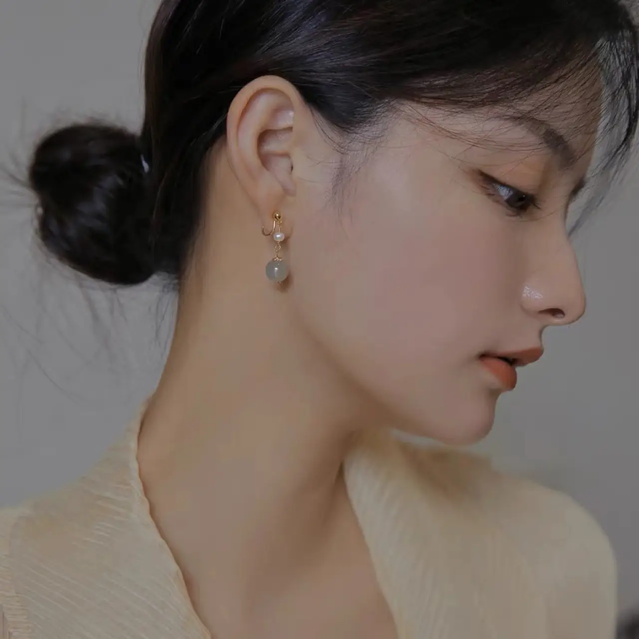 Women Hetian Jade Earrings Round Face Mosquito Coil Ear Clip - Image 2