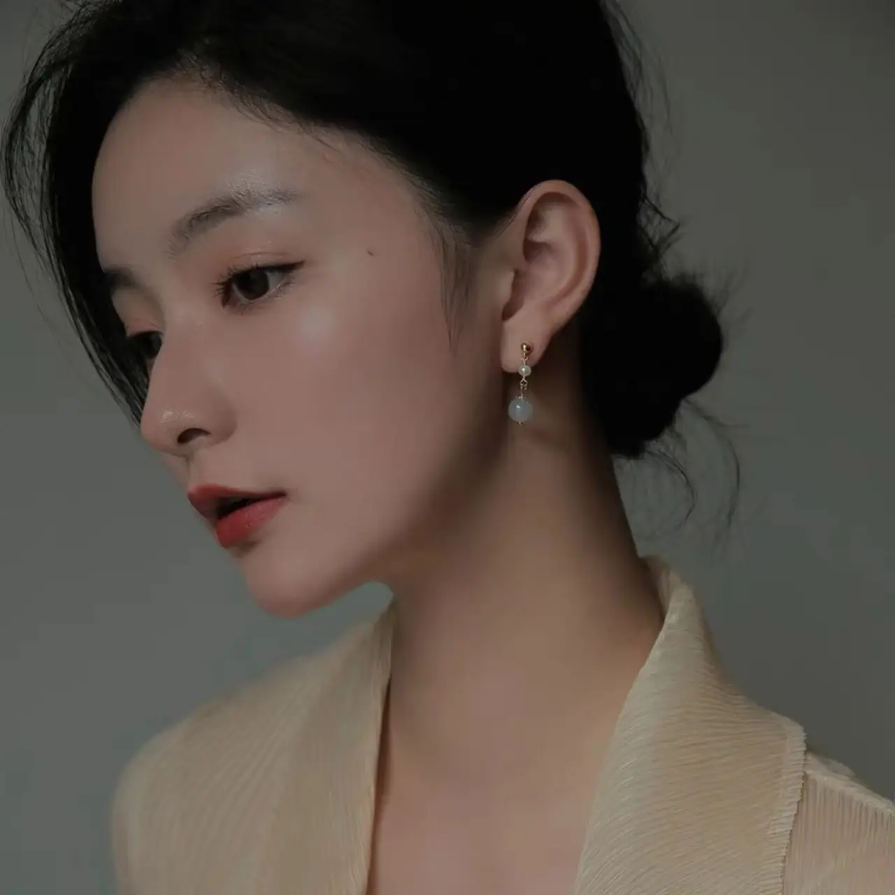 Women Hetian Jade Earrings Round Face Mosquito Coil Ear Clip - Image 3
