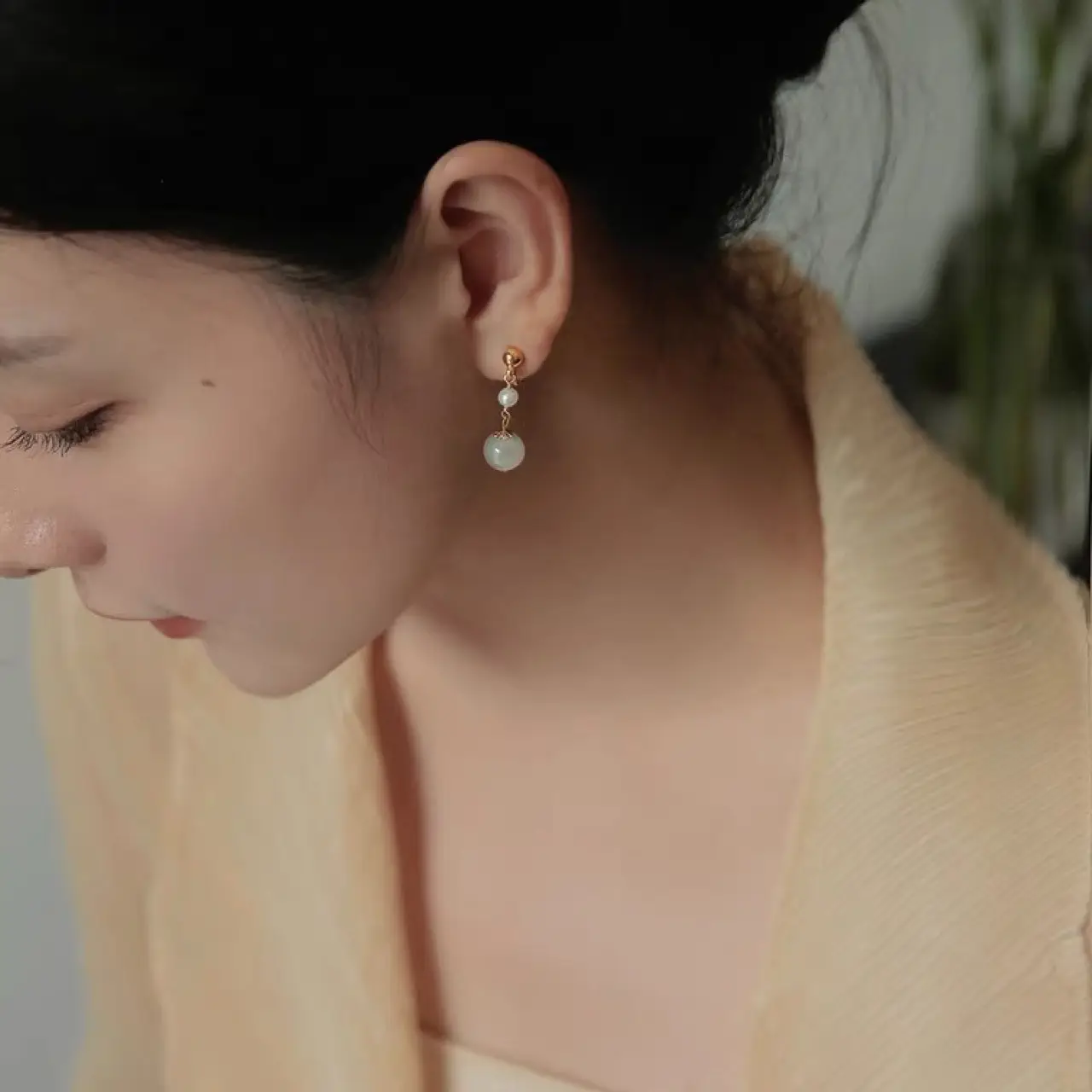 Women Hetian Jade Earrings Round Face Mosquito Coil Ear Clip - Image 4