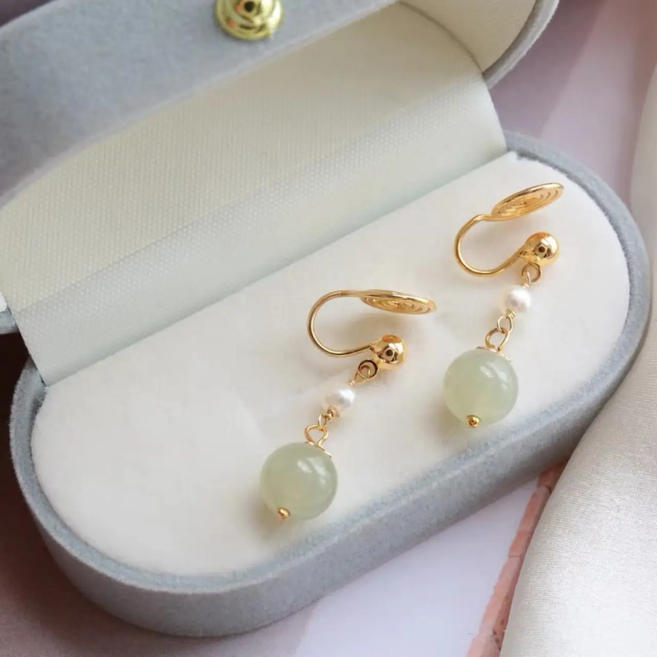 Women Hetian Jade Earrings Round Face Mosquito Coil Ear Clip — feature 6