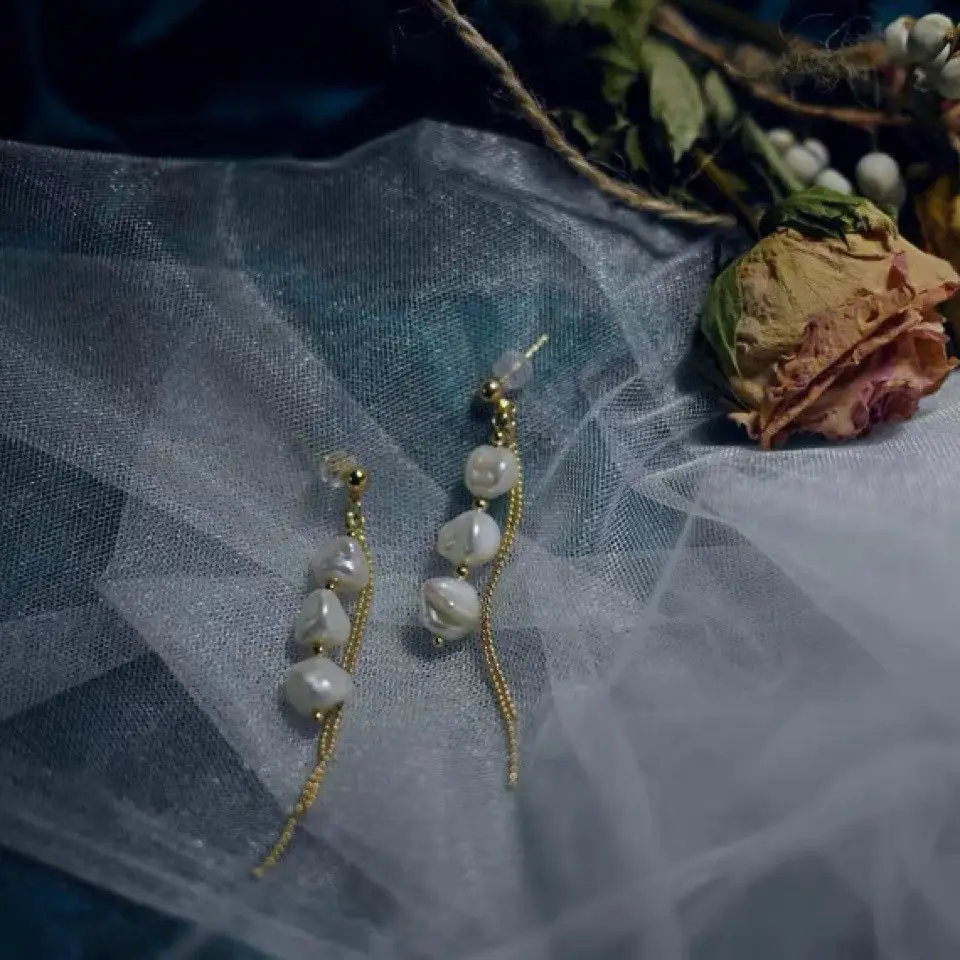 Broken Silver Pearl Earrings for Women Elegant Commute - Image 4