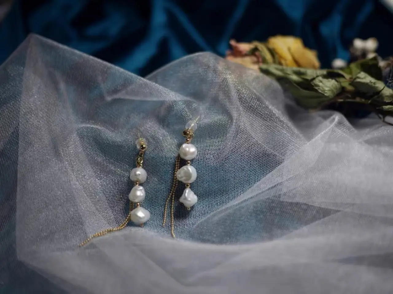 Broken Silver Pearl Earrings for Women Elegant Commute — feature 1