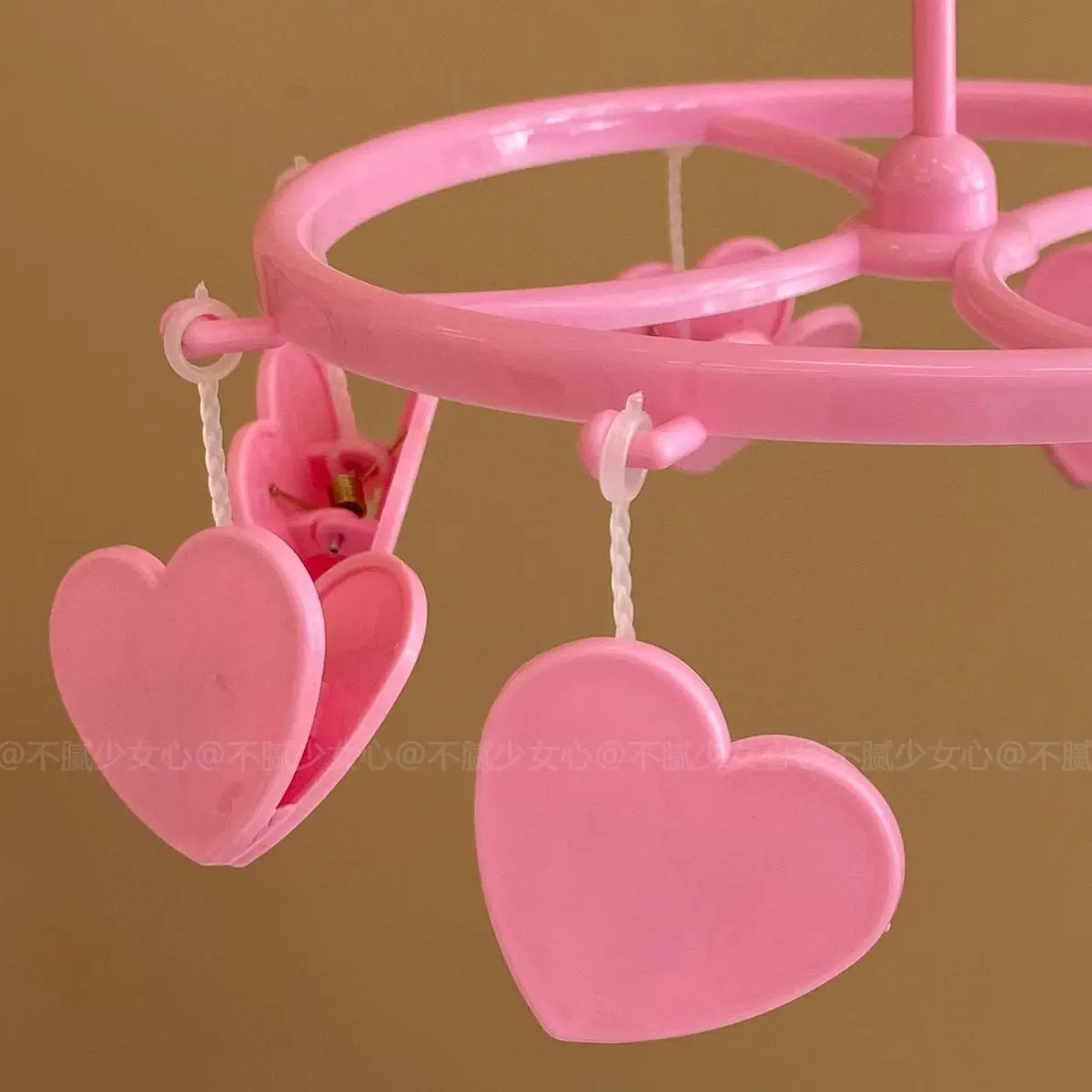 Pink Heart-Shaped Mini Hanger for Girls — feature 5