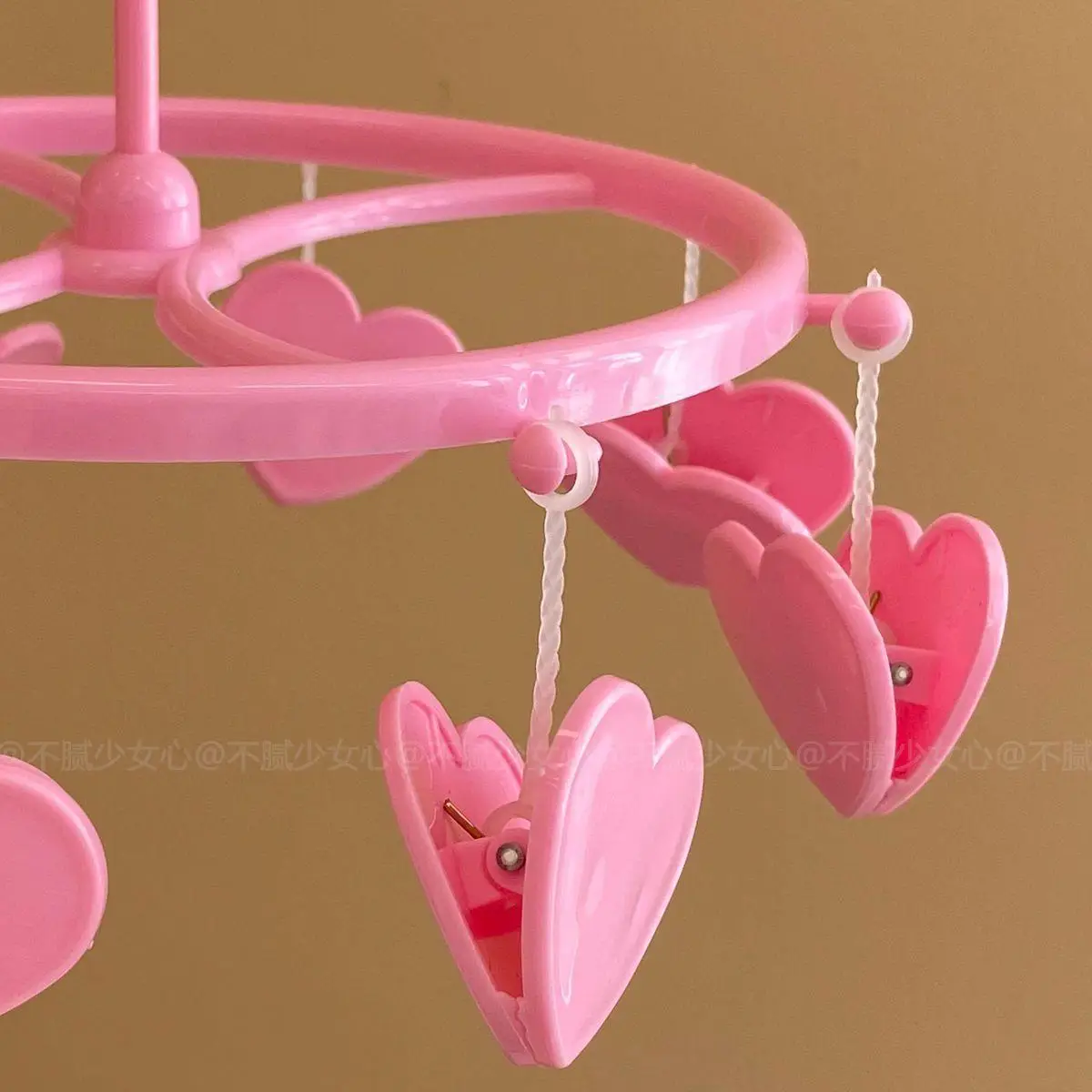 Pink Heart-Shaped Mini Hanger for Girls — feature 6