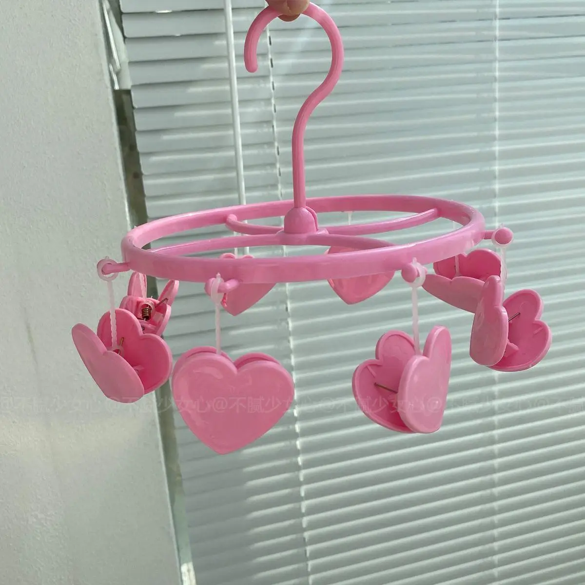 Pink Heart-Shaped Mini Hanger for Girls — feature 7
