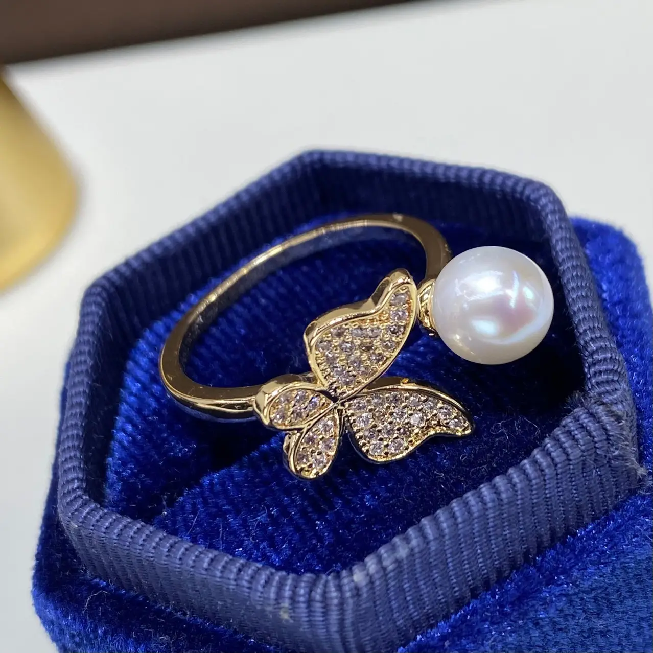 18K Gold Butterfly Pearl Ring with Full Diamond Sparkle — feature 9