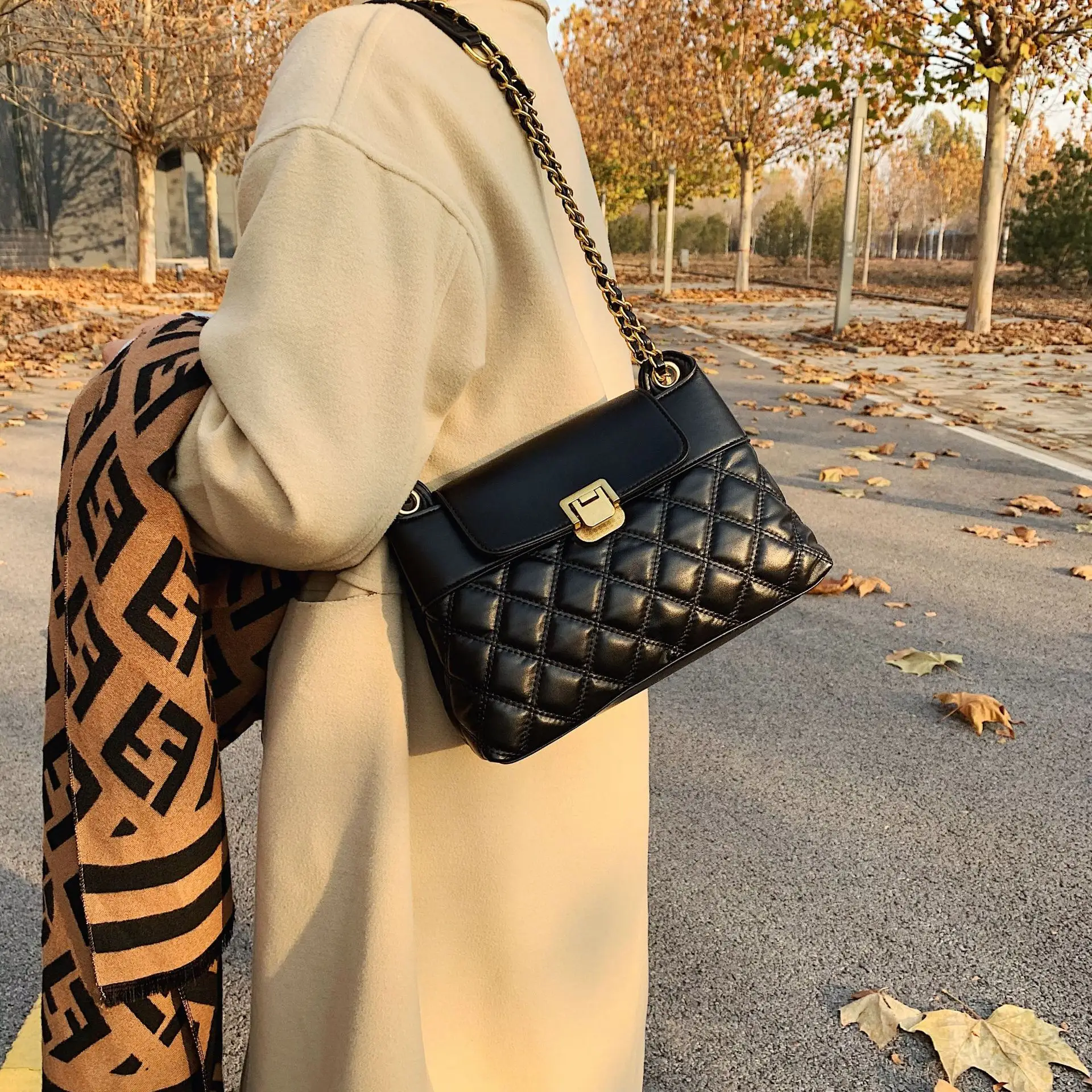Women's Quilted Crossbody Bag Beige Diamond Embroidery