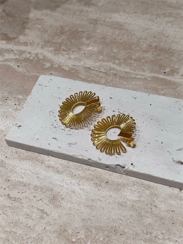 Daisy Hollow Flower Earrings Gold Plated 2022 — feature 1