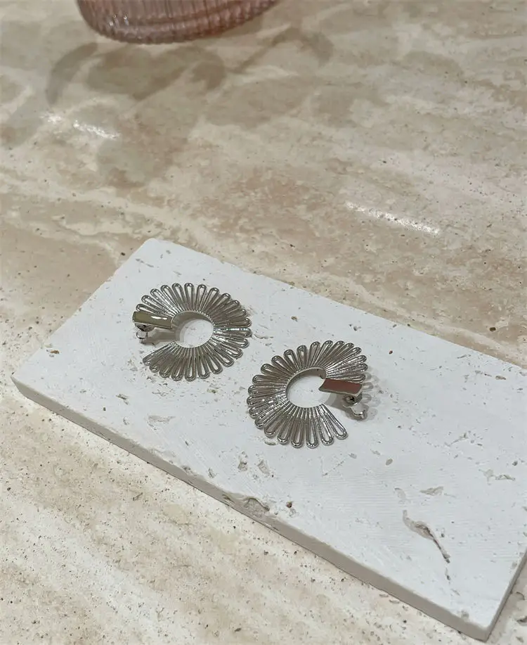Daisy Hollow Flower Earrings Gold Plated 2022 — feature 2