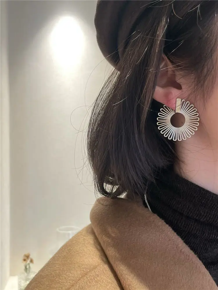 Daisy Hollow Flower Earrings Gold Plated 2022 — feature 3