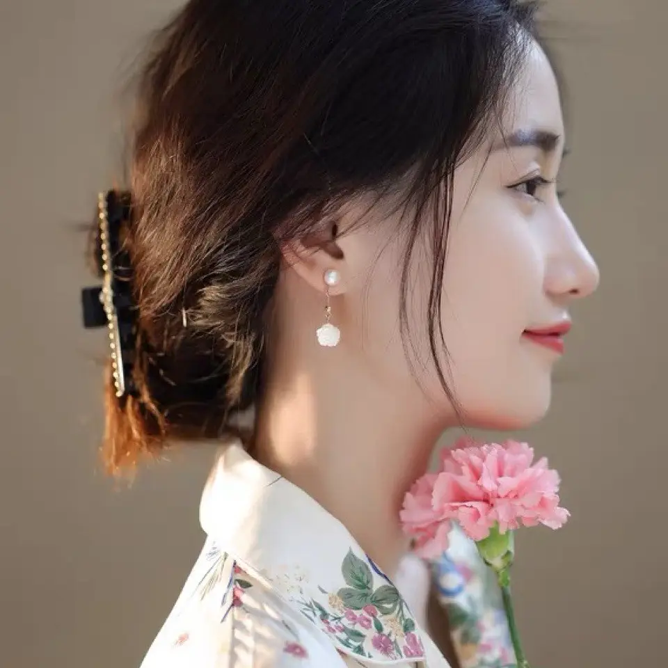 White Butterfly Shell Pearl Earrings for Women Elegant Commuter Set - Image 3
