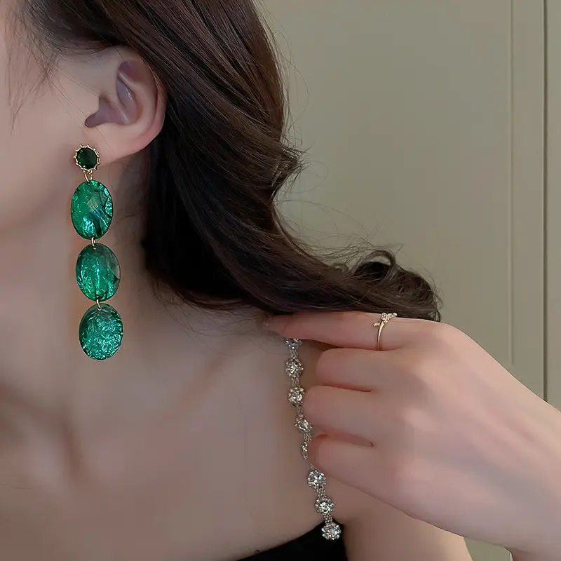 Vintage Emerald Acrylic Diamond Earrings for Women - Image 5