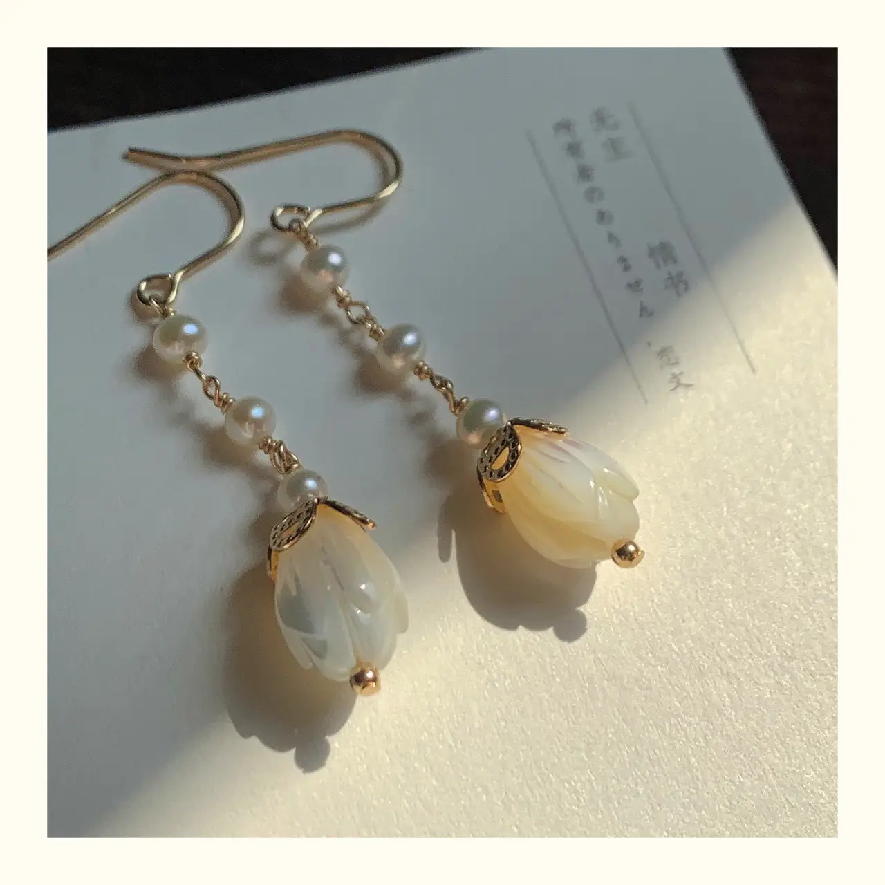 Tulip Pearl Earrings 14K Gold White Butterfly Shell — feature 8