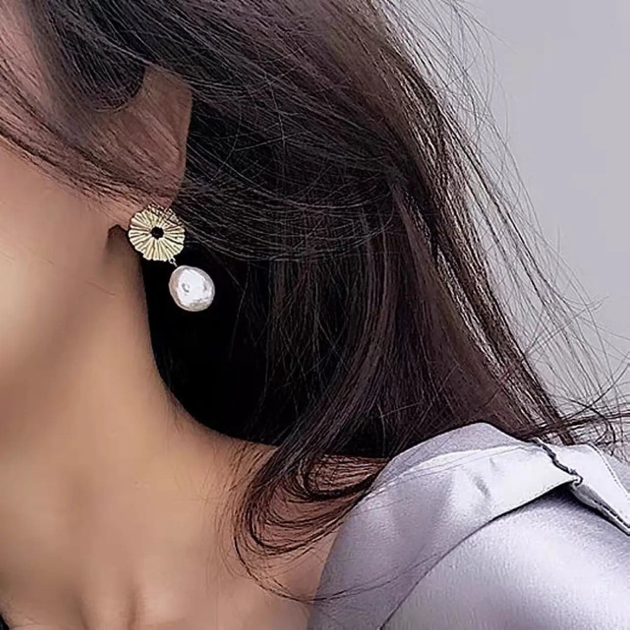 Women Retro Light Luxury Pearl Earrings Gold Frame - Image 2