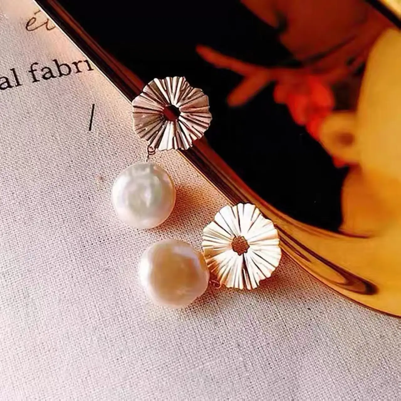 Women Retro Light Luxury Pearl Earrings Gold Frame - Image 4