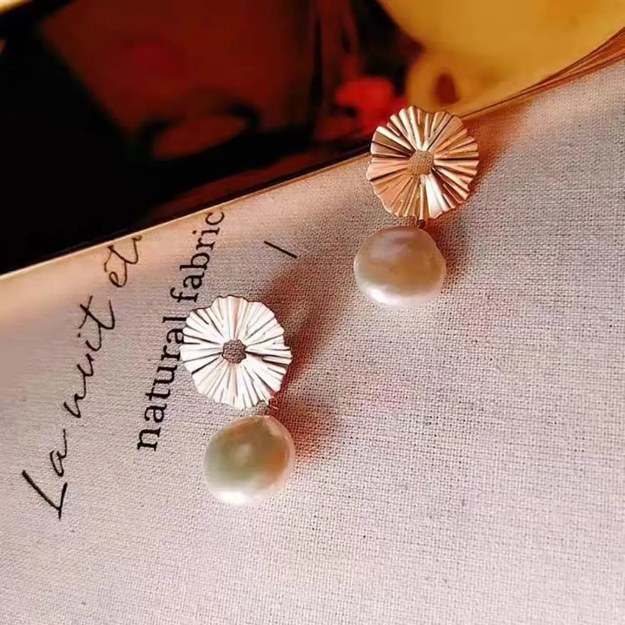 Women Retro Light Luxury Pearl Earrings Gold Frame — feature 10