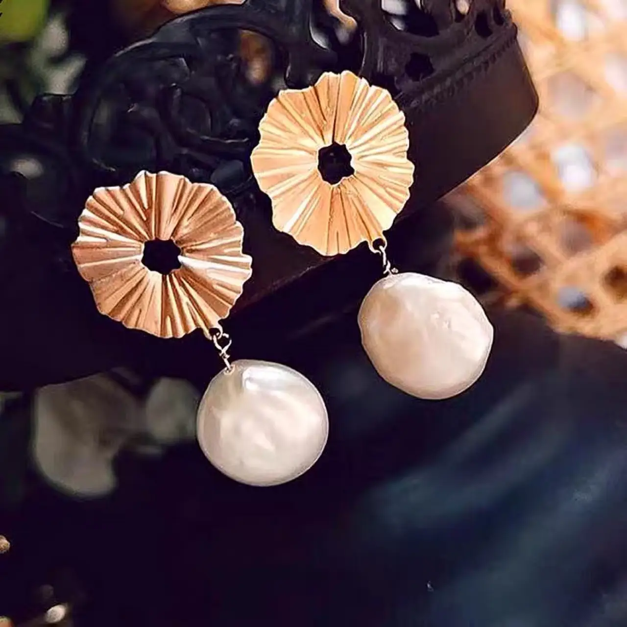Women Retro Light Luxury Pearl Earrings Gold Frame — feature 9