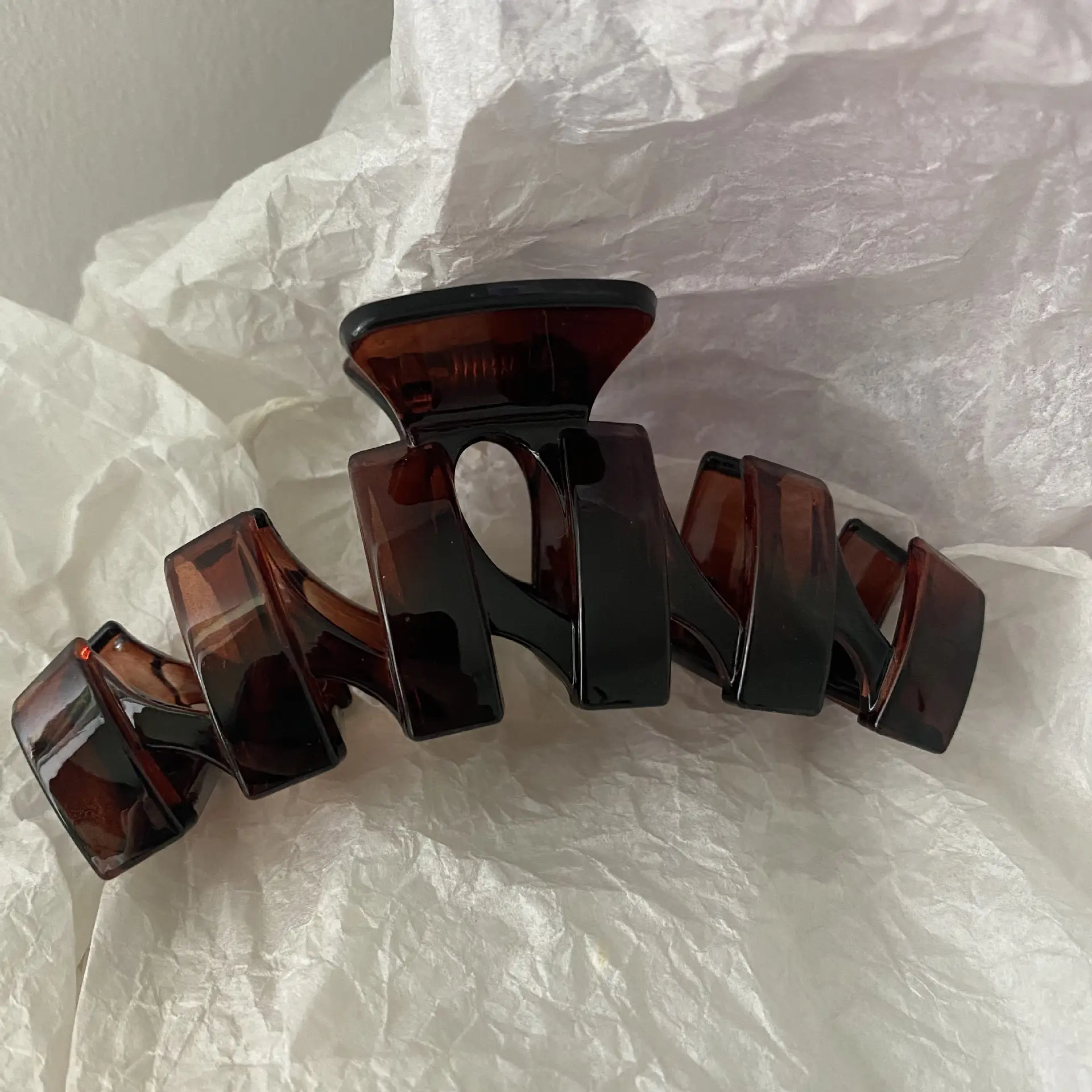 Elegant Brown Tortoise Shell Hair Clip for Women - Image 4