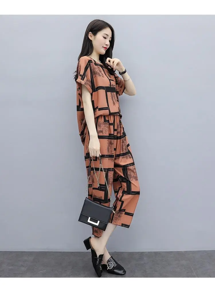 Women's Chubby Fit Loose Capri Suit Brown Geometric Print — feature 16