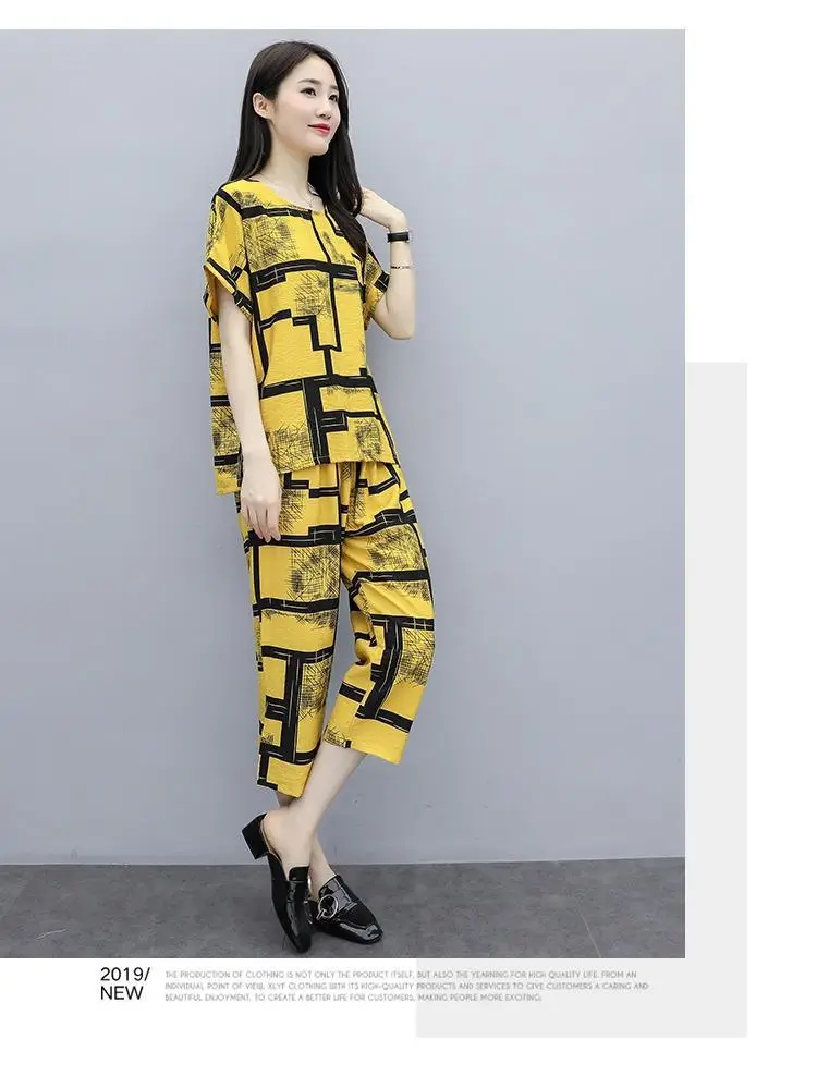 Women's Chubby Fit Loose Capri Suit Brown Geometric Print — feature 3