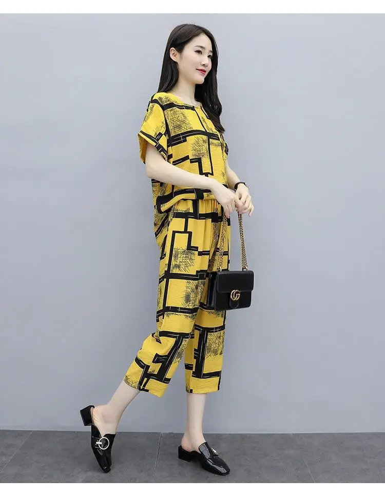 Women's Chubby Fit Loose Capri Suit Brown Geometric Print — feature 7