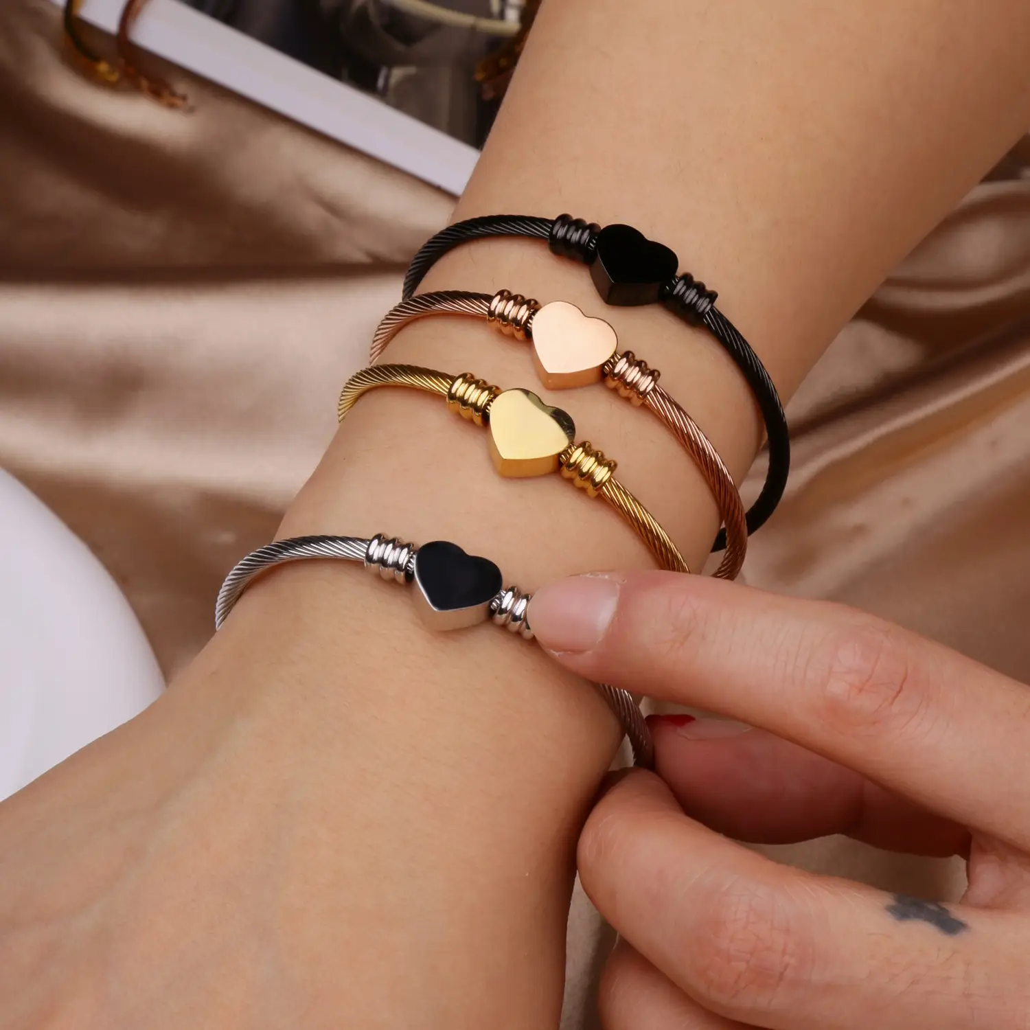 Peach Heart Wire Braided Bracelet 56mm — feature 2