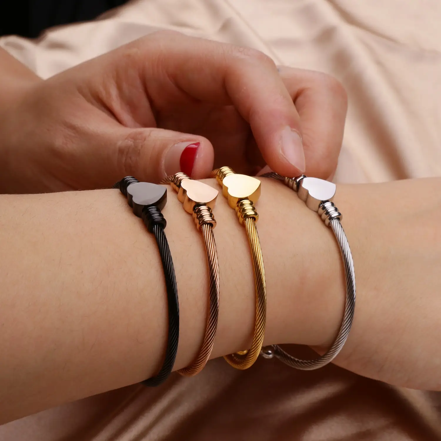 Peach Heart Wire Braided Bracelet 56mm — feature 3