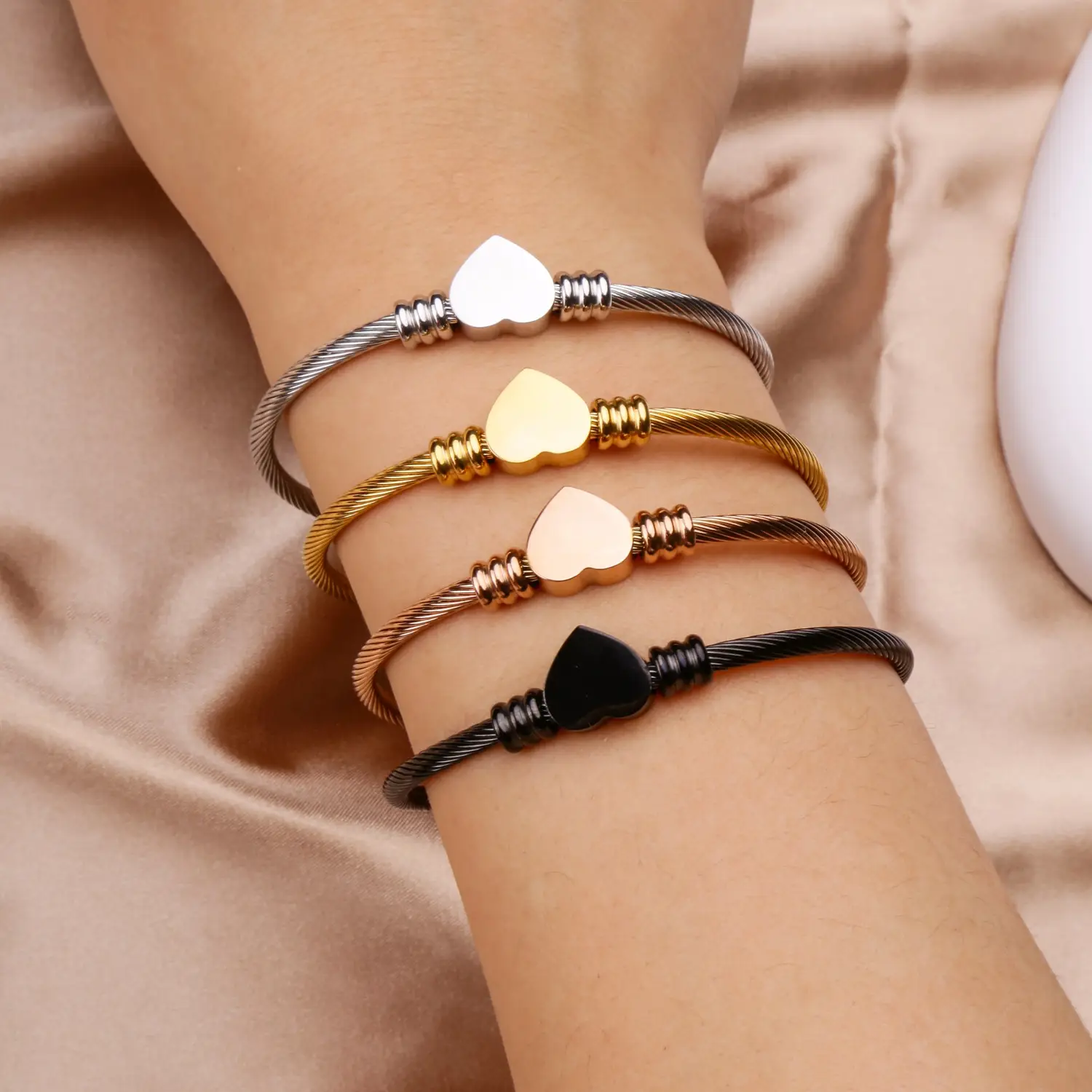 Peach Heart Wire Braided Bracelet 56mm — feature 4