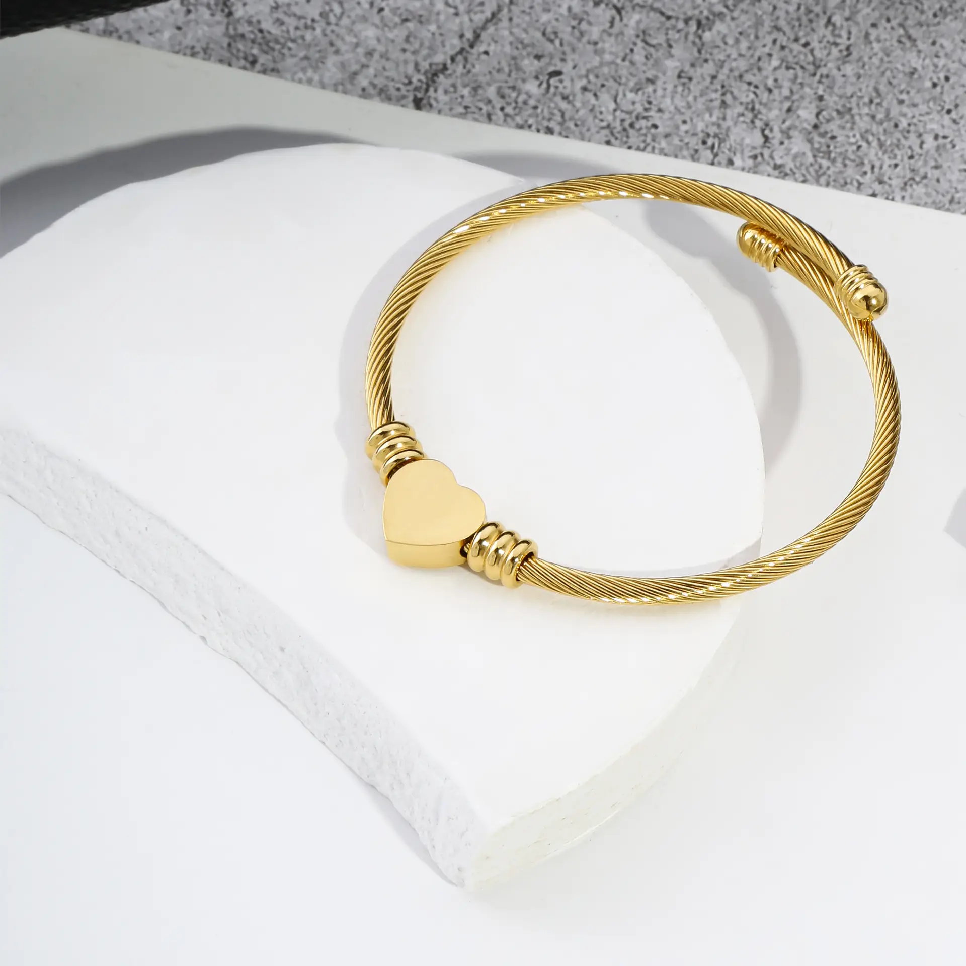 Peach Heart Wire Braided Bracelet 56mm — feature 7
