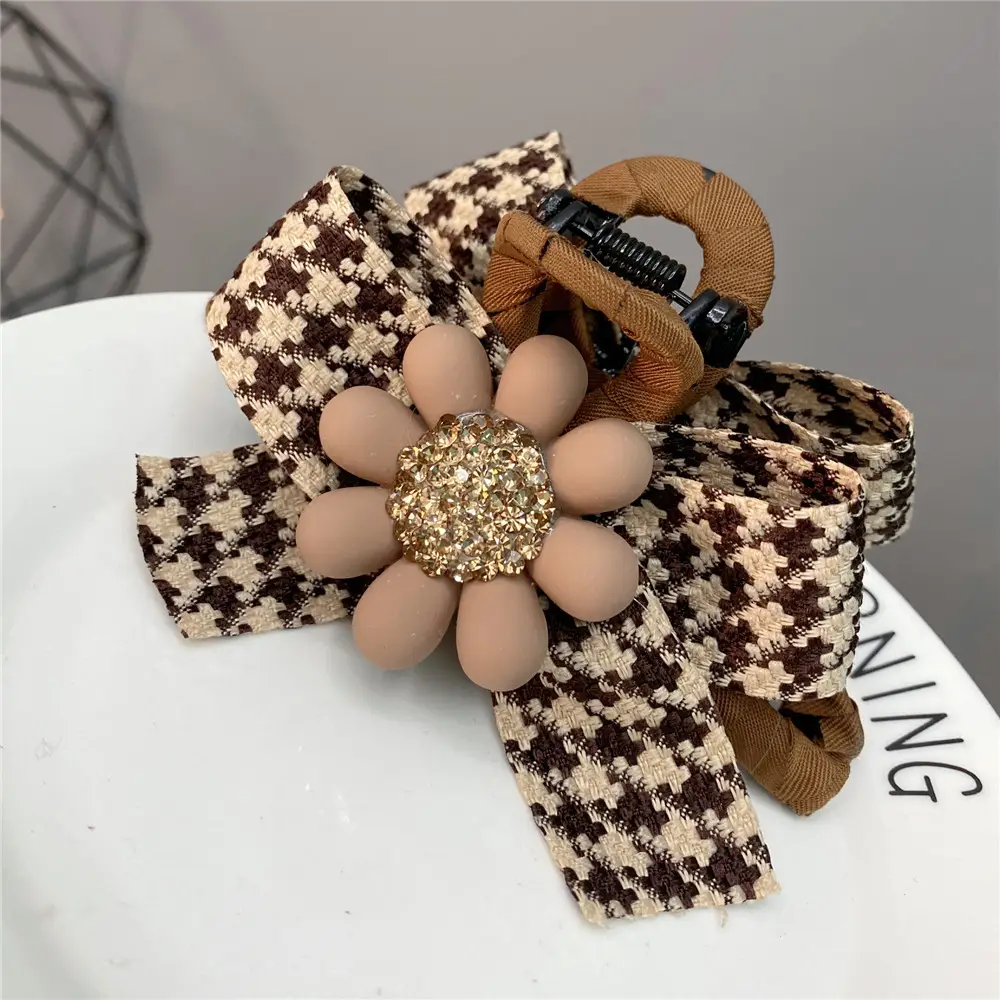Houndstooth Bow Hairpin with Bear Sunflower Design — feature 10