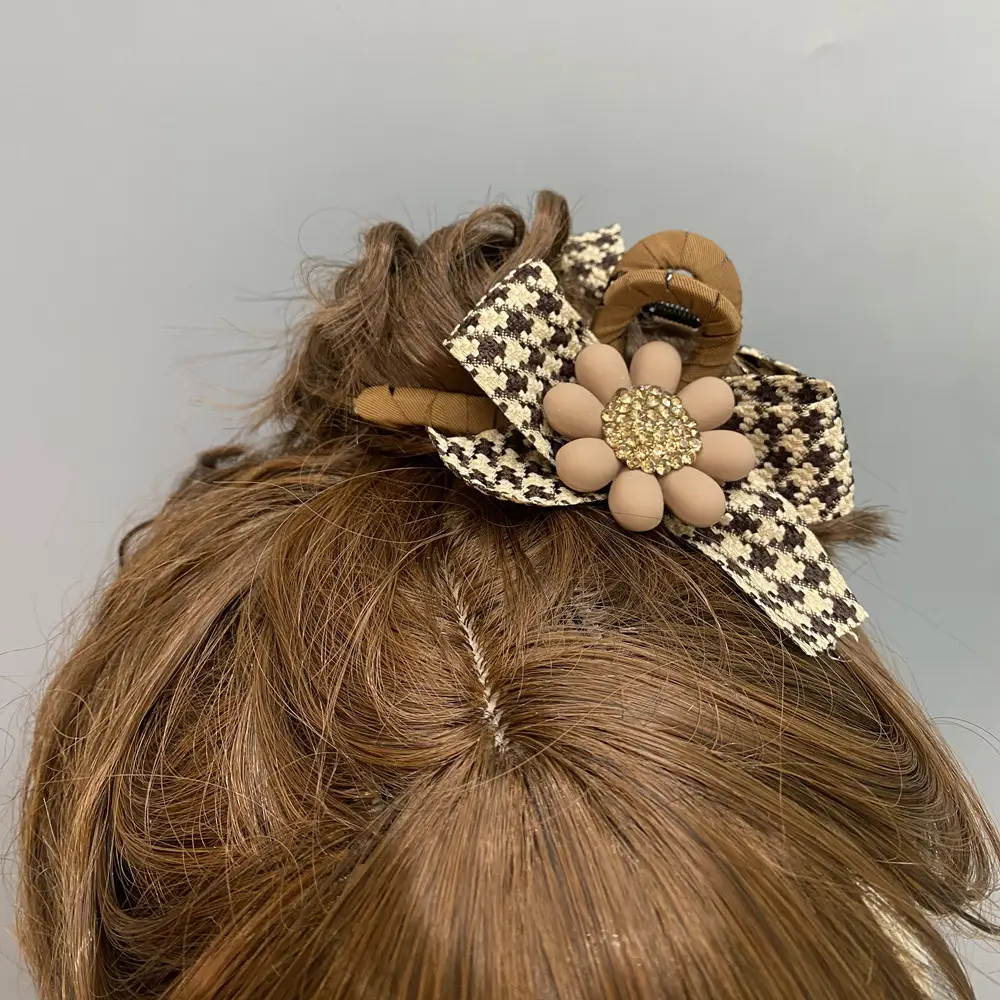 Houndstooth Bow Hairpin with Bear Sunflower Design — feature 3