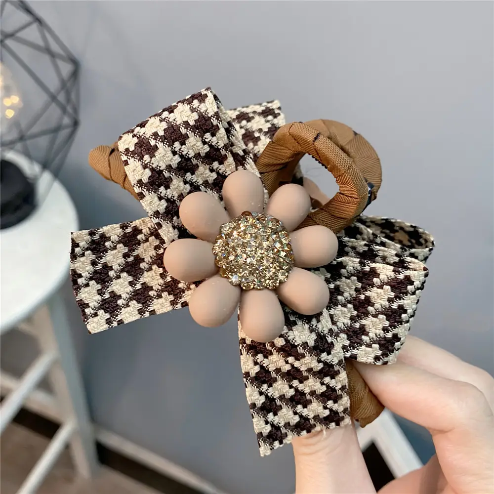 Houndstooth Bow Hairpin with Bear Sunflower Design — feature 6