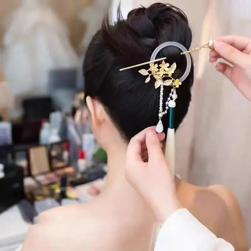New Chinese Bride Hair Coiling Tassel Cheongsam Set - Image 6