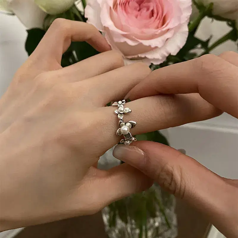 Women's Butterfly Pearl Ring Light Luxury Design - Image 4