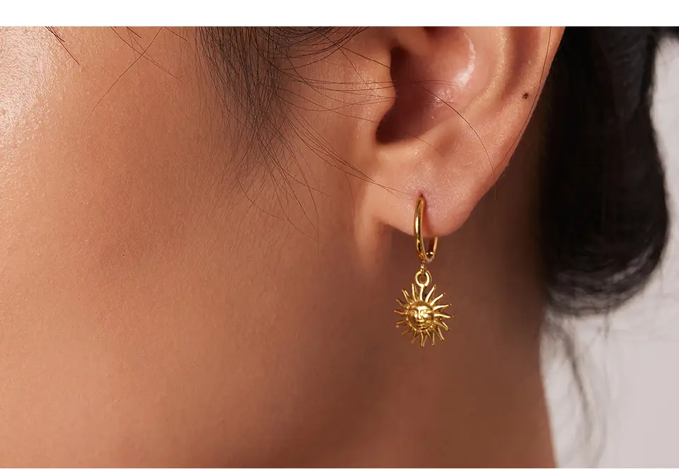 French Retro Titanium Steel Sun Pendant Earrings Gold — feature 4