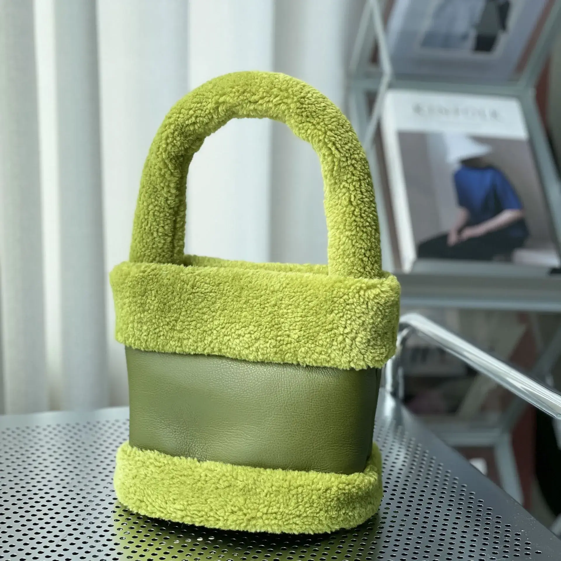 New Vegetable Basket Mao Women's Bag Fur One Autumn and Winter Bucket Bag Fashion Retro Plush Bag Handbag