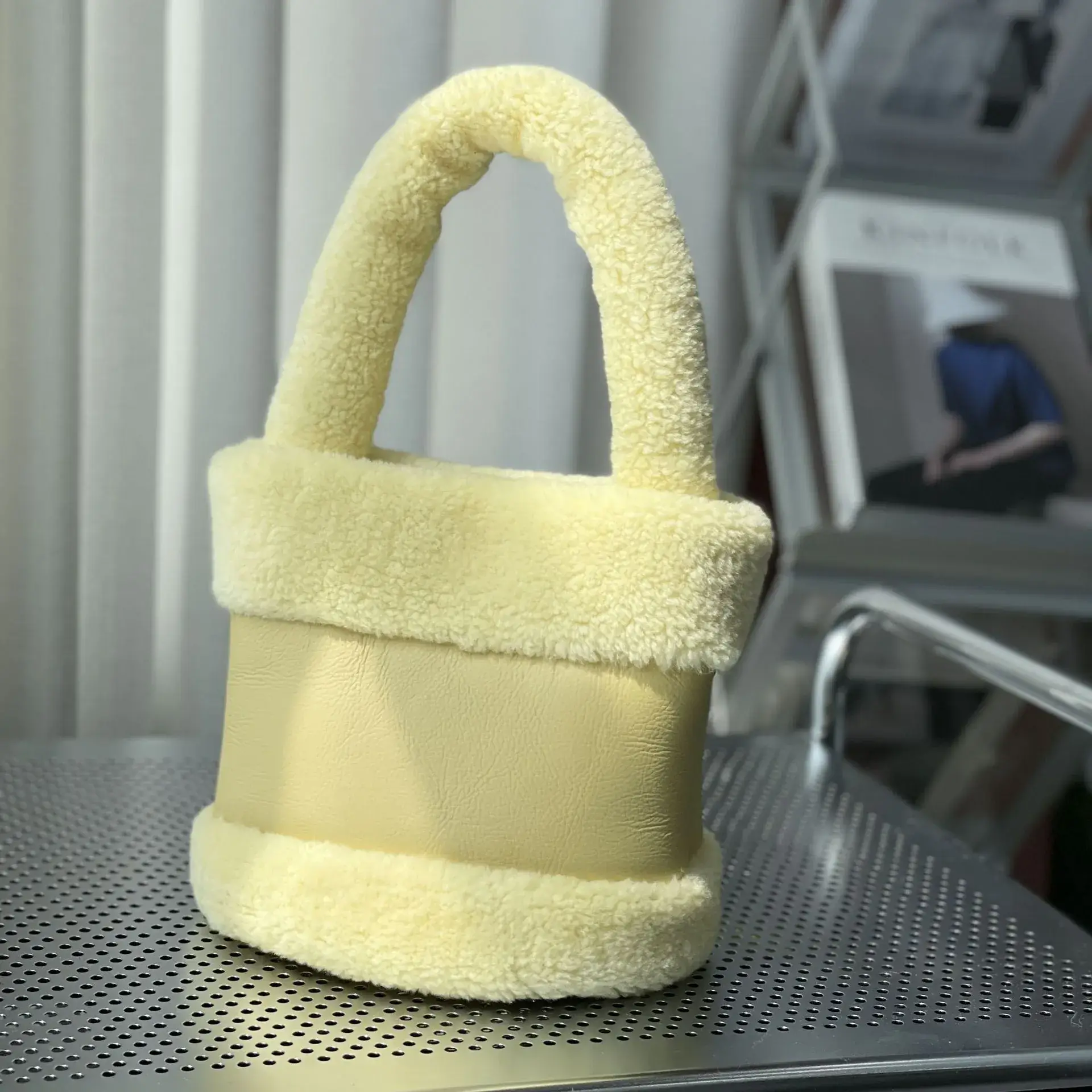 New Vegetable Basket Mao Women's Bag Fur One Autumn and Winter Bucket Bag Fashion Retro Plush Bag Handbag