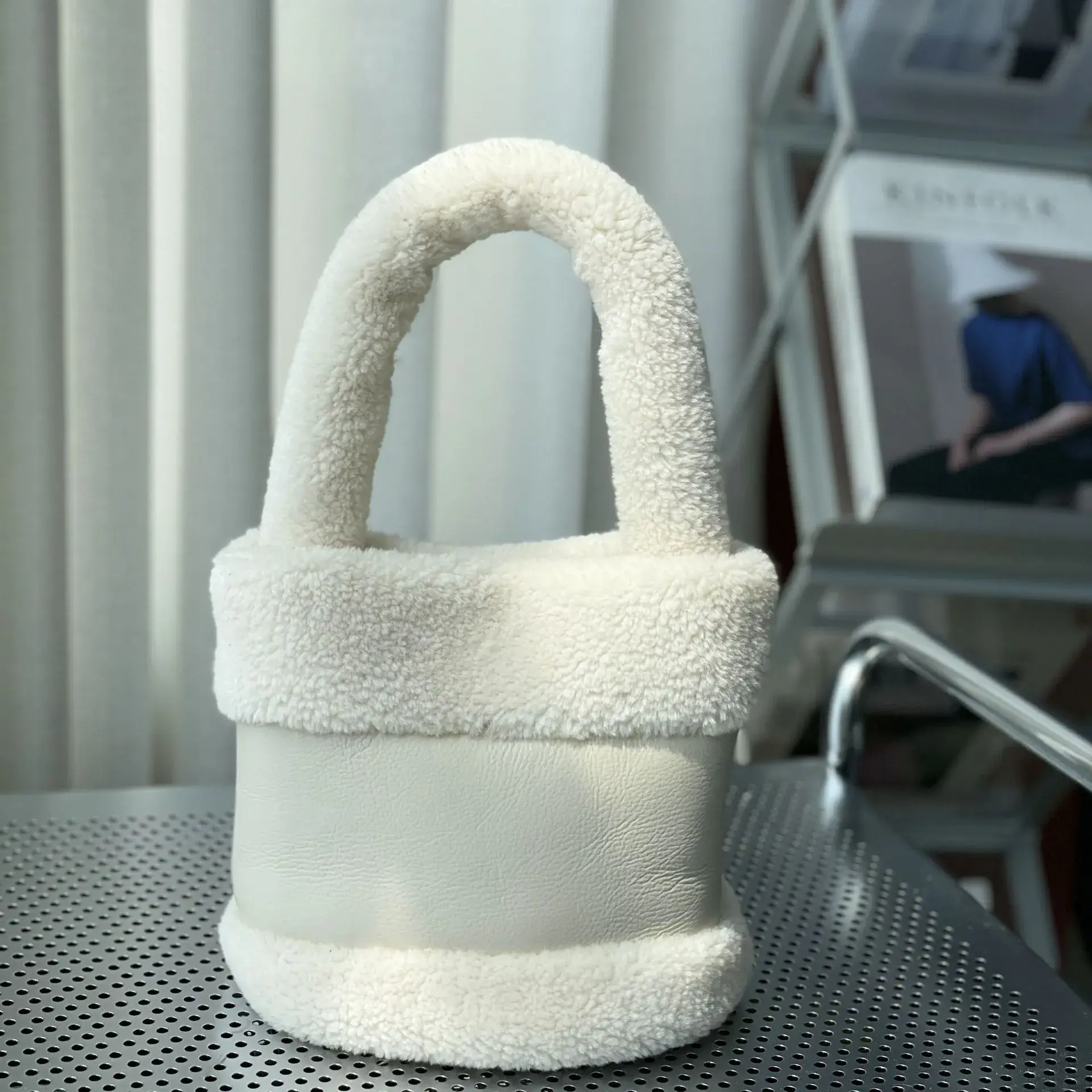 New Vegetable Basket Mao Women's Bag Fur One Autumn and Winter Bucket Bag Fashion Retro Plush Bag Handbag
