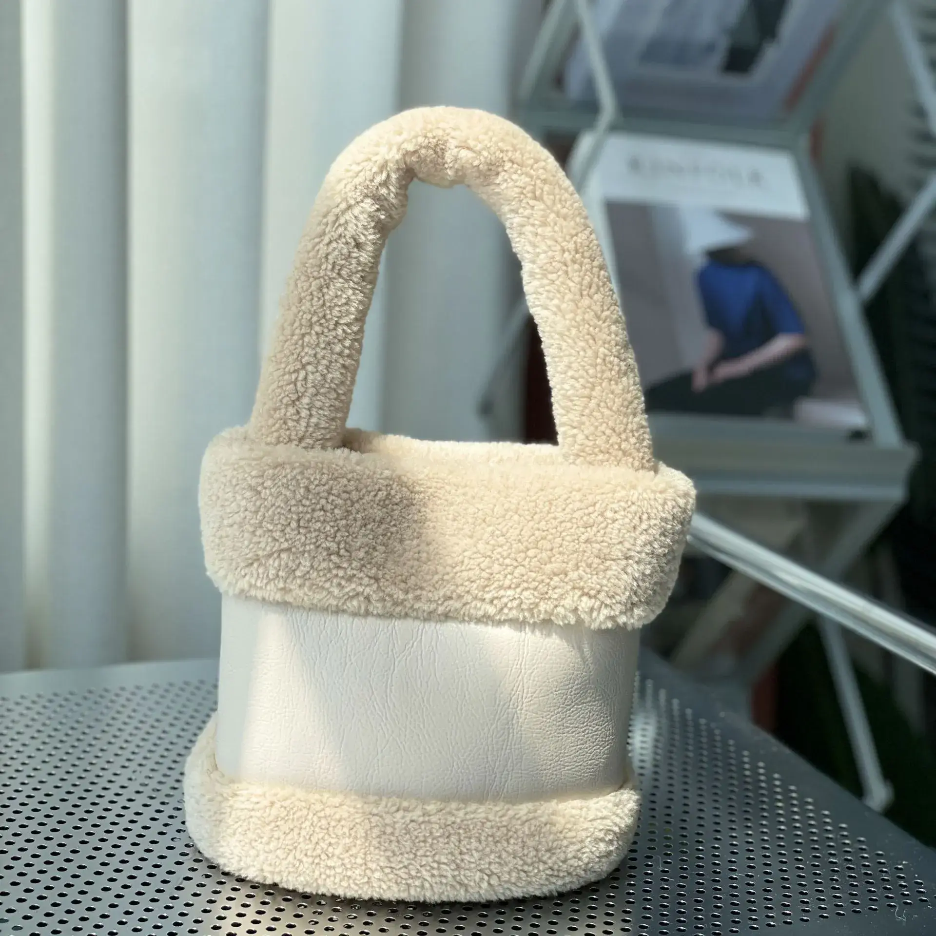 New Vegetable Basket Mao Women's Bag Fur One Autumn and Winter Bucket Bag Fashion Retro Plush Bag Handbag