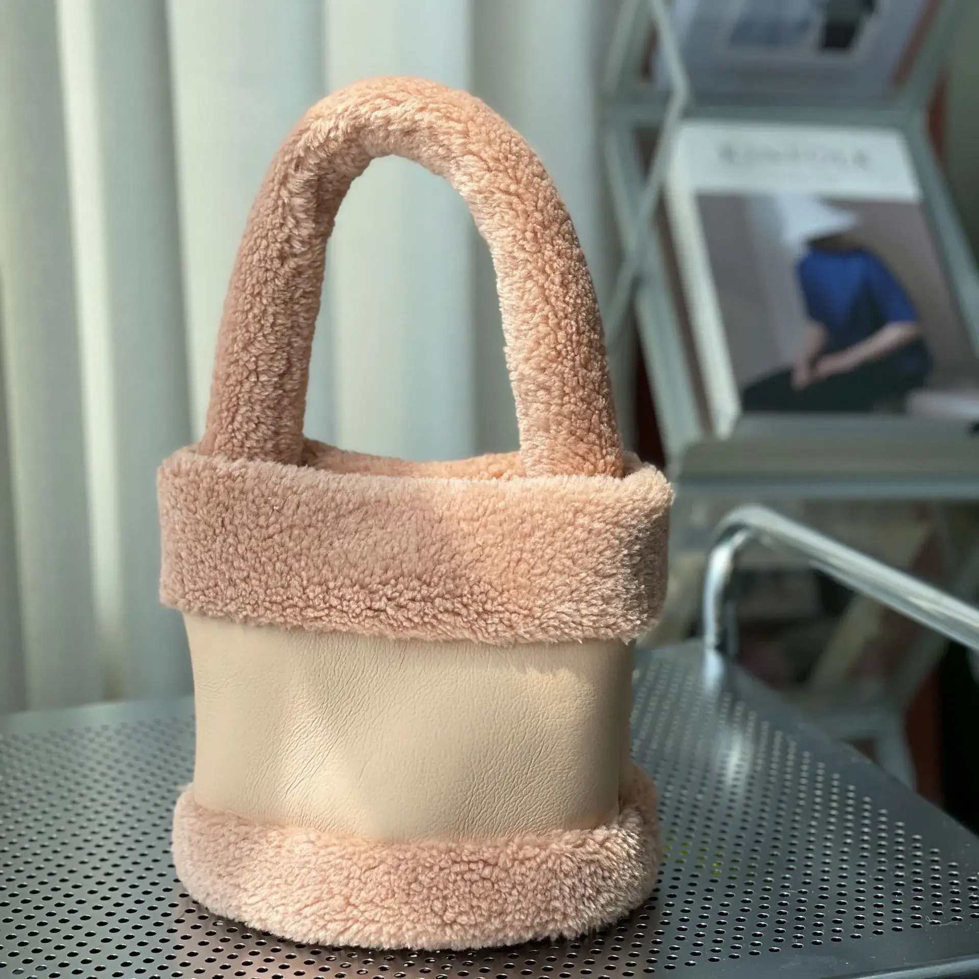 New Vegetable Basket Mao Women's Bag Fur One Autumn and Winter Bucket Bag Fashion Retro Plush Bag Handbag