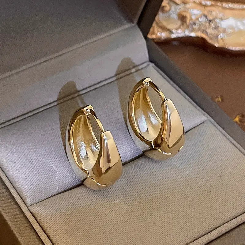 16# Golden U-shaped ear buckle.