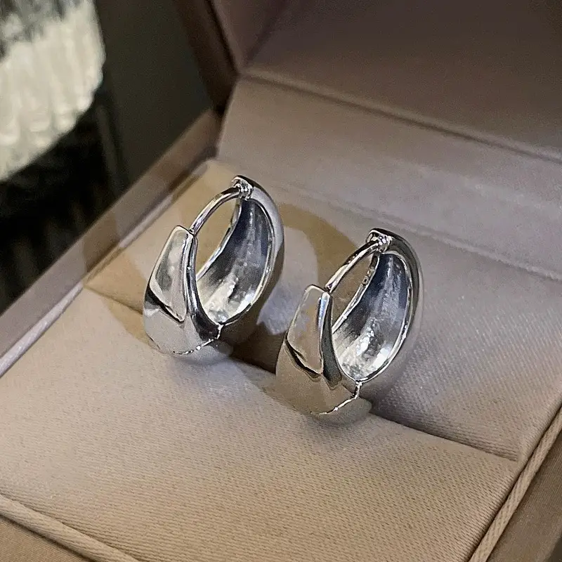 17# Silver U-shaped ear buckle.