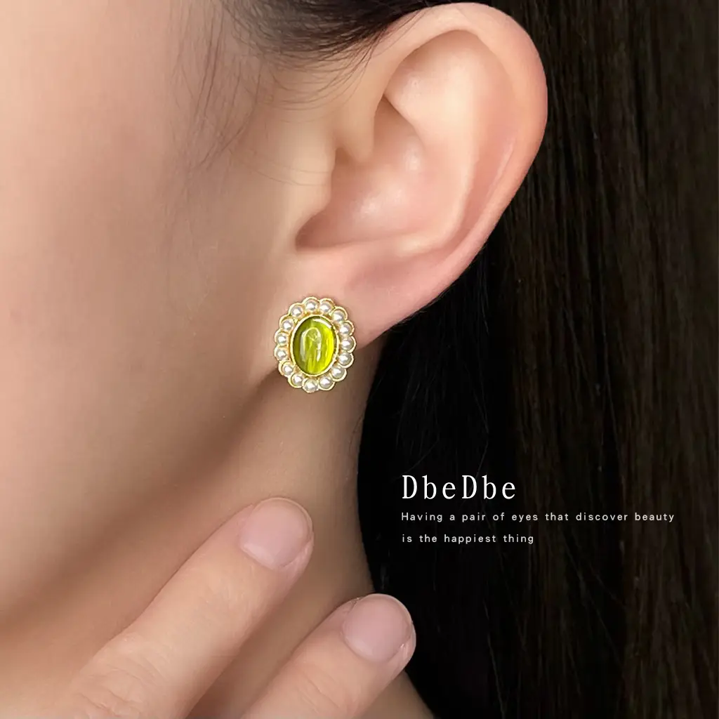 Green Cat's Eye Ear Clip with Pearl High-End Design - Image 3