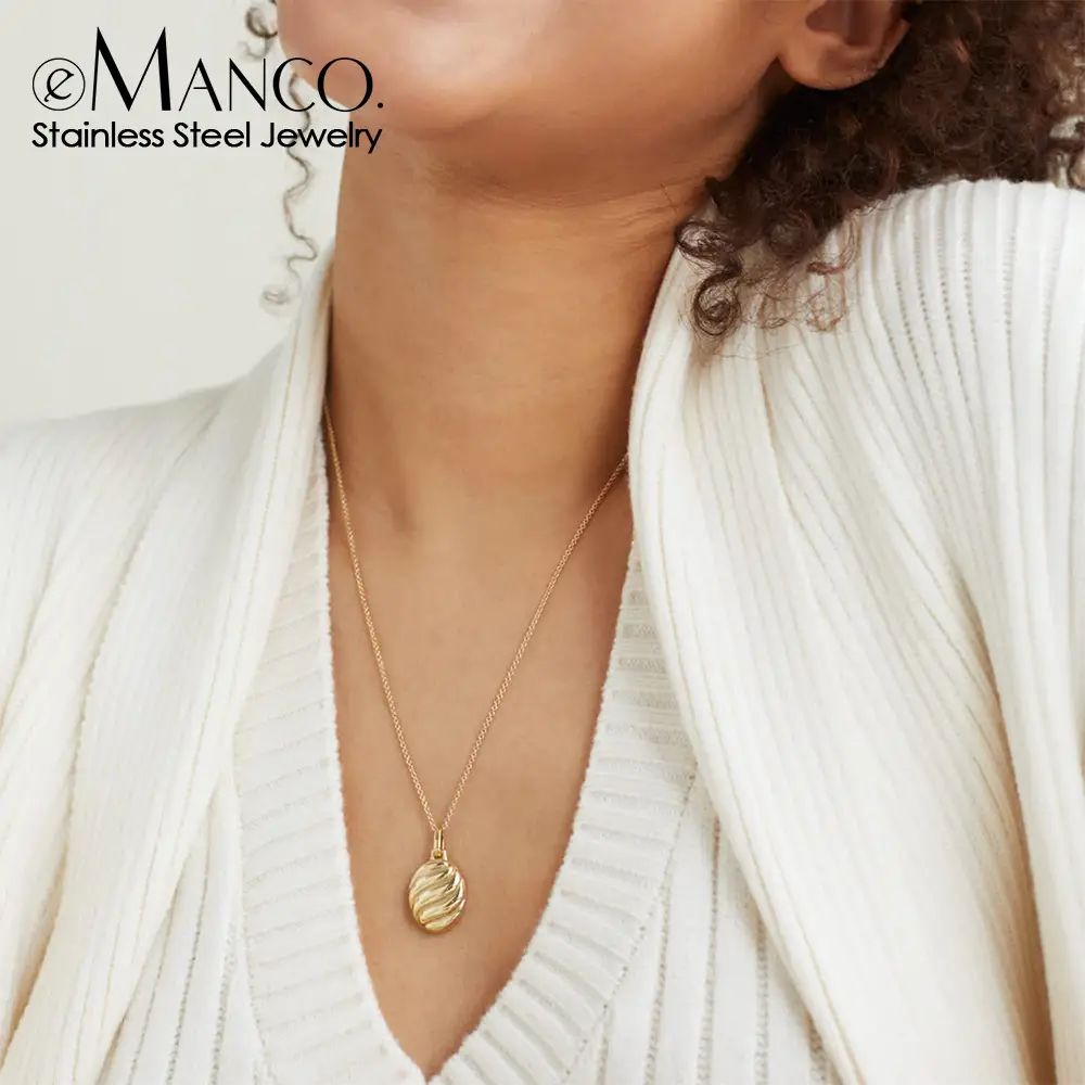 Gold Geometric Oval Necklace with Cross-Border Design - Image 3