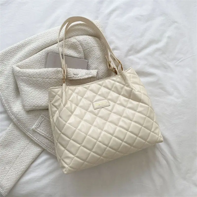 Red Quilted Women's Large Tote Bag 2026 - Image 2