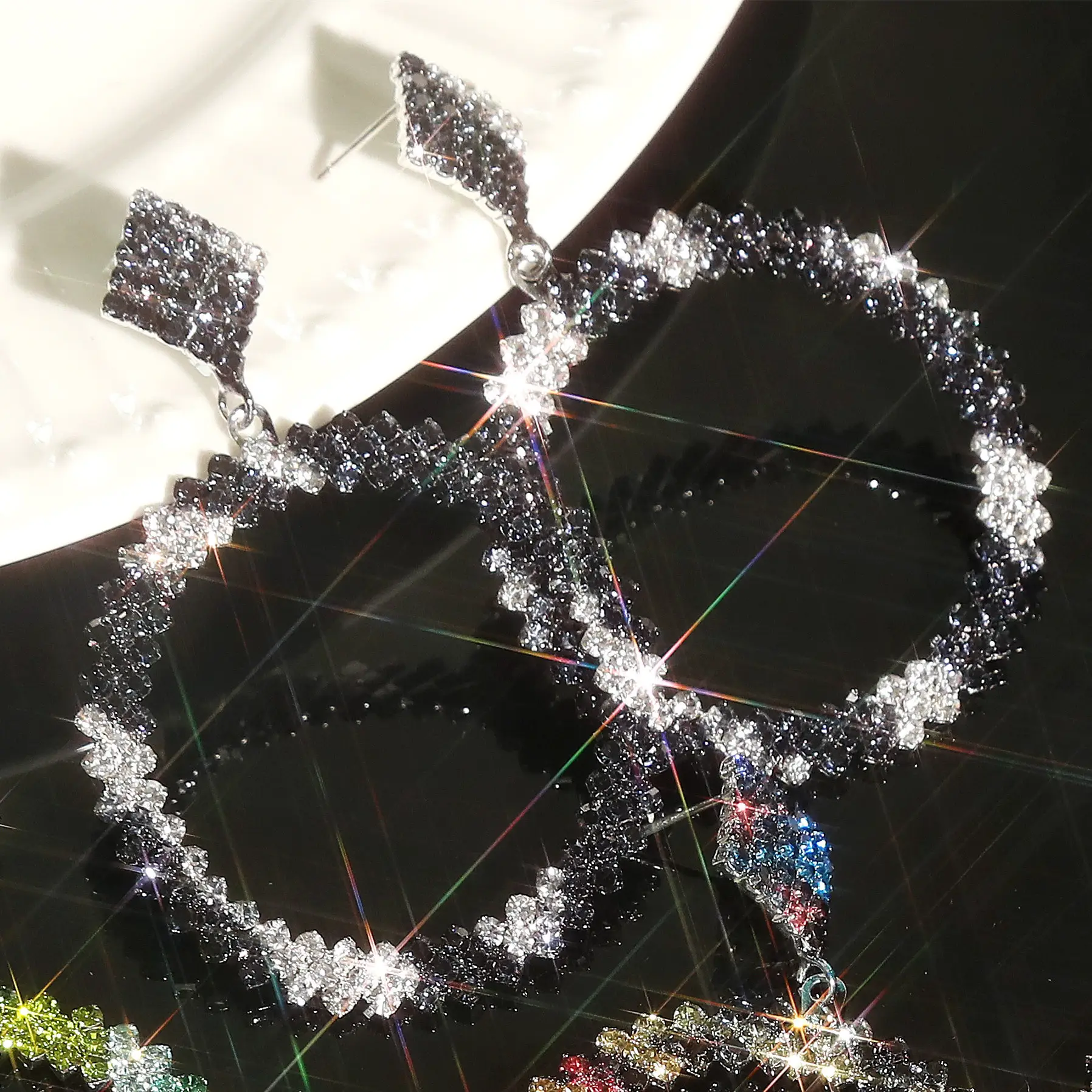 Exaggerated Ring Inlaid Flash Diamond Earrings for Women - Image 4