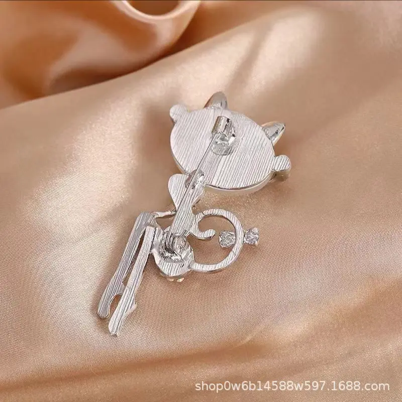 Kitten Eye Stone Brooch with Crystal Design — feature 4