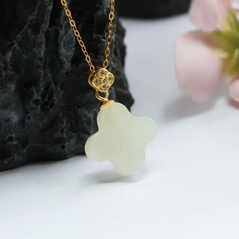 Guan Yu S925 Silver Inlaid Four-Leaf Clover Necklace for Women - Image 4